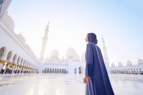 Touristin in Scheich-Zayid-Moschee