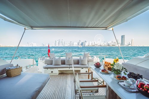 Luxus-Yacht mit Frühstück in Dubai
