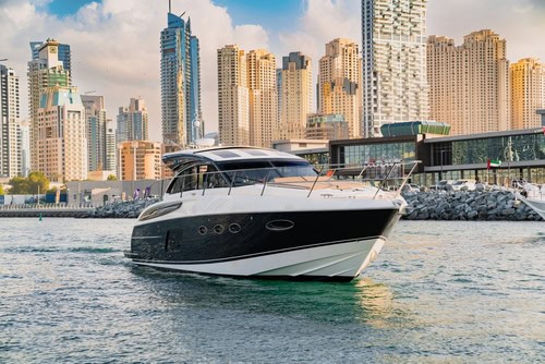 Luxus-Yacht in der Dubai Marina